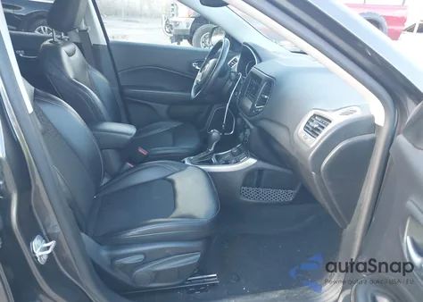 2019 Jeep Compass Latitude 4X4 z USA, uszkodzony, nr VIN 3C4NJDBB7KT599963